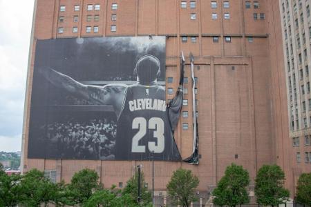 Nach Abschied: Riesiges James-Banner in Cleveland abgehängt