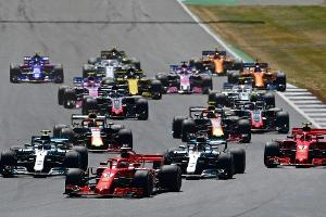 Vettel geht beim Start in Führung - Hamilton nach Kollision weit hinten