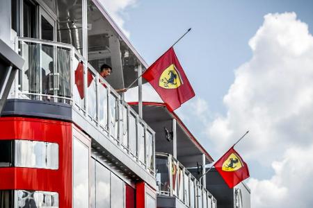 Ferrari-Boliden und Overalls in Ungarn mit Trauerflor