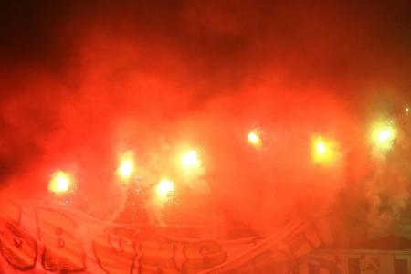 Pyrotechnik: Wolfsburg nimmt zwei Fans erfolgreich in Regress Pyrotechnik: Wolfsburg nimmt zwei Fans erfolgreich in Regress
