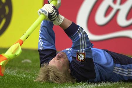 Durch den Ausgleich in der Nachspielzeit wurde der FC Bayern im Saisonfinale 2001 in Hamburg noch Deutscher Meister. Oliver ...