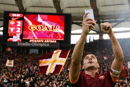 Nicht nur wegen seiner Tore lieben die römischen Tifosi ihren Zehner. So ist Totti auch immer wieder für einen Spaß zu haben...