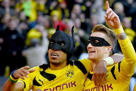 Maskenmann mit Vorgeschichte Im Supercup-Finale 2014 gegen Bayern-München erzielt Pierre-Emerick Aubameyang (3.v.r.) den Treffer zum 2:0. Nach seinem Tor zieht sich der pfeilschnelle Stürmer eine Spiderman-Maske über den Kopf. Bereits während seiner Zeit bei Saint-Étienne feierte der Gabuner oft auf diese Weise einen Torerfolg.