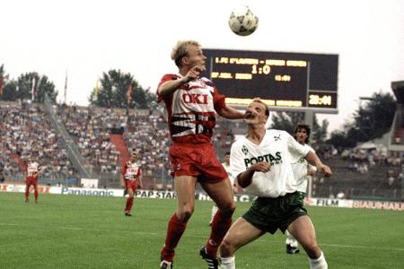 Seine nächste Chance bekommt der 1. FC Kaiserslautern im Jahr 1991. Im Endspiel gegen den SV Werder Bremen setzen sich die R...