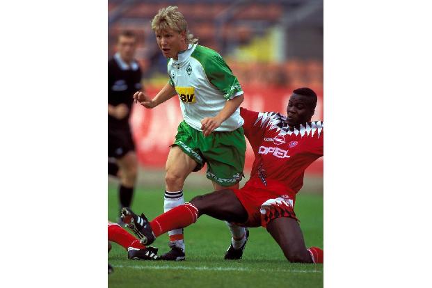 1994 ist es ebenfalls der SV Werder Bremen, der sich den Supercup sichert. Vladimir Beschastnykh schießt die Hanseaten gegen...