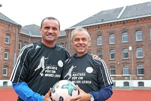 Thon und Max besuchen JVA Herford: "Mit Fußball zurück ins normale Leben"