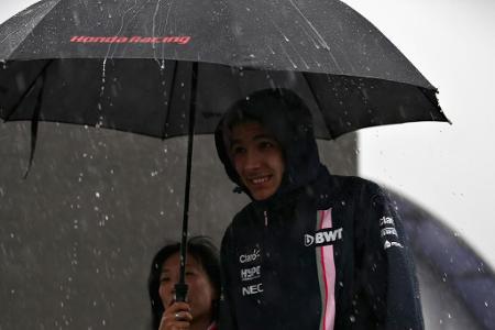 Auch Esteban Ocon von Racing Point Force India lässt sich vor dem Unwetter schützen.