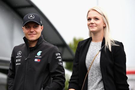 Valtteri Bottas und seine Frau Emilia haben Glück und reisen an, als sich der Regen gerade ein wenig zurückgezogen hat.