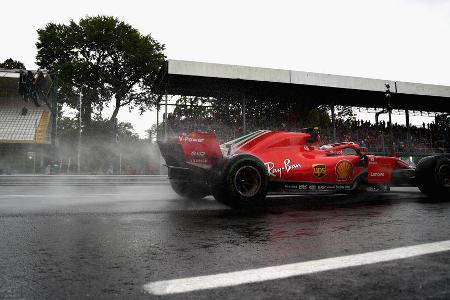 Auch am Heck von Kimi Räikkönens Ferrari spritzt es mächtig.