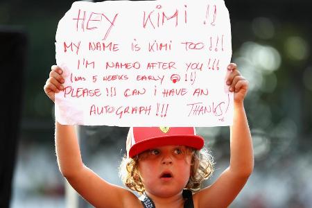 Dieses Kind möchte gern ein Autogramm von Kimi Räikkönnen, schließlich wurde es laut dem Plakat nach dem Ferrari-Piloten ben...