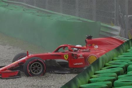 Kurz vor dem Ende der Session macht auch Sebastian Vettel den Abflug und landet im Kies. Der Ferrari-Pilot hat zuvor die sch...