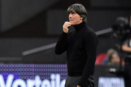 Löw von Zukunftsfrage irritiert