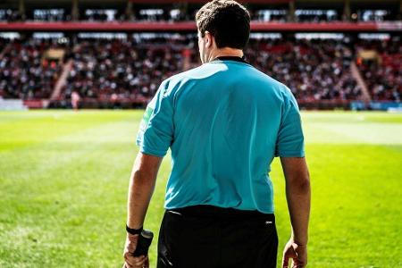 Schiedsrichter stirbt bei Kreisliga-Spiel Schiedsrichter stirbt bei Kreisliga-Spiel