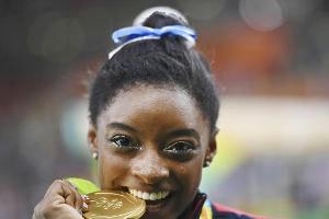 Kunstturn-Olympiasiegerin Biles wegen Nierensteins im Krankenhaus