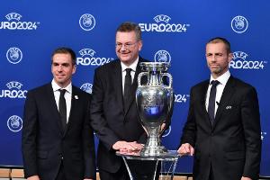 DFB-Delegation in Frankfurter Verbandszentrale empfangen