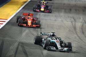 Start in Russland: Hamilton wehrt Vettels Angriff ab