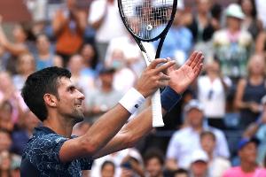 Djokovic gewinnt souverän und wartet auf Federer
