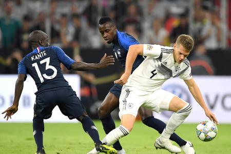 Rückte etwas überraschend in die Startelf und verteidigte hinten rechts. Zu Beginn defensiv gegen Matuidi nicht allzu viel g...