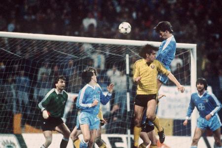 Im Europapokal der Pokalsieger trafen 1986 im Viertelfinale Bayer Uerdingen und Dynamo Dresden aufeinander. Das Hinspiel end...