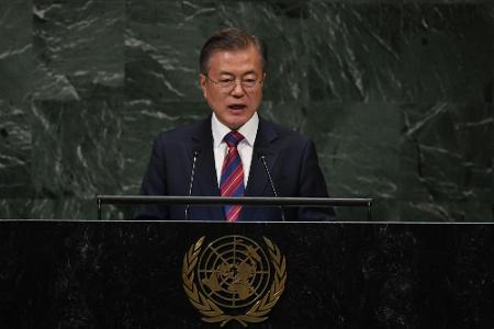 Südkoreas Präsident Moon dankt Bach für Hilfe im Friedensprozess