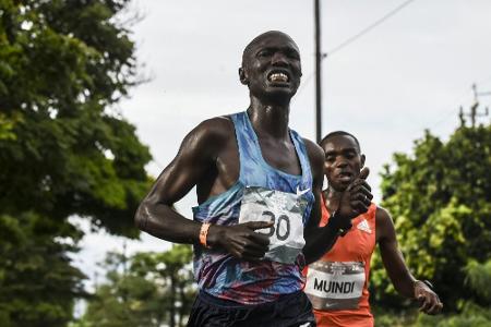 Kenianischer Läufer bei Halbmarathon von Auto angefahren