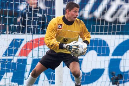 Ab 1999 gehört Weidenfeller dem Lauterer Profikader an. Sein Debüt zwischen den Pfosten gibt er mit 19 Jahren beim 3:2-Erfol...