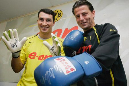 Im Verlauf der Saison 2004/05 erkämpft sich Weidenfeller (hier mit Wladimir Klitschko) seinen Nummer-eins-Status zurück. Obw...