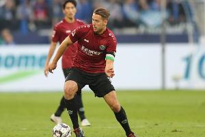 96 mit Anti-Mobbing-Trikot gegen Hertha