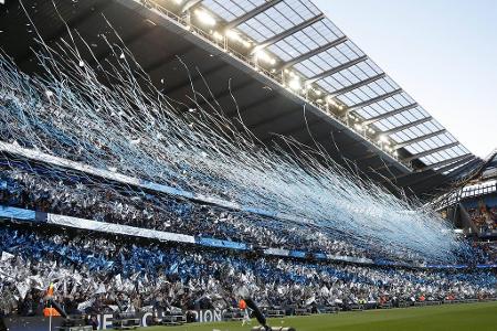 'Ja, ist denn heut' schon Weihnachten?', mag man bei diesem Lametta-Regen der ManCity-Fans denken.
