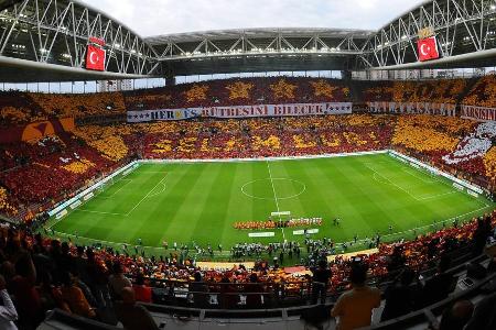 Derby am Bosporus: Beim letzten Heimspiel der Saison 2014/15 zeigen die Gastgeber eine Eindrucksvolle Choreo.