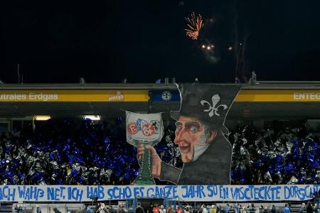 Den Aufstieg im Auge, begrüßen die Fans des SV Darmstadt ihre Helden vor dem Drittligaspiel gegen Duisburg mit dieser Auffüh...