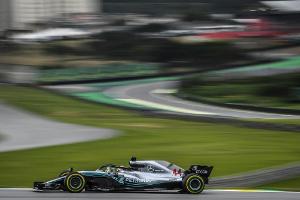 Hamilton gewinnt den Start in Brasilien