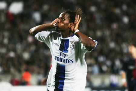 Die Talente des Ivorers bleiben dem FC Chelsea nicht verborgen. Im Juli 2004 ist es ihnen 38,5 Millionen Euro wert, Drogba a...