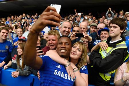 Im Zuge des Triumphes in der Champions League kürt eine Umfrage unter 20.000 Chelsea-Anhängern den Ivorer zum 'Größten Chels...