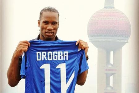 Von der Insel zieht es Drogba 2012 ostwärts zum chinesischen Klub Shanghai Shenhua. Nach ausbleibenden Gehaltszahlungen und ...