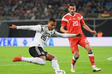 Die Formkurve des Münchners zeigt weiter nach oben: Gnabry bereitete Sanés 1:0 vor (8.), erzielte das 3:0 per Direktabnahme ...