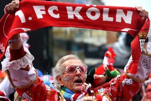 1. FC Köln zu Karneval im Ringelshirt