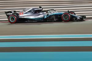 Hamilton früh zum Reifenwechsel - Ricciardo führt