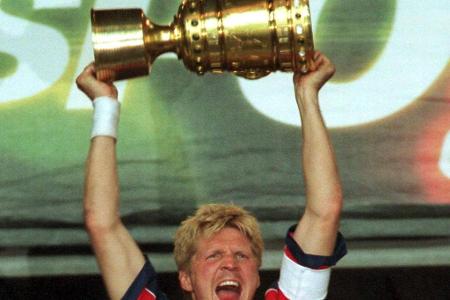 Mit beiden Teams holte Effenberg jeweils einmal den DFB-Pokal. 1995 mit Gladbach und im Jahr 2000 mit dem Rekordmeister.