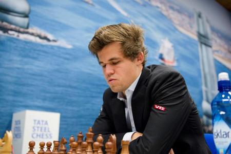 Carlsen erneut Weltmeister im Blitz-Schach Carlsen erneut Weltmeister im Blitz-Schach