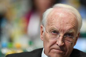 Stoiber stellt sich vor Hoeneß: "Kritik war respektlos"