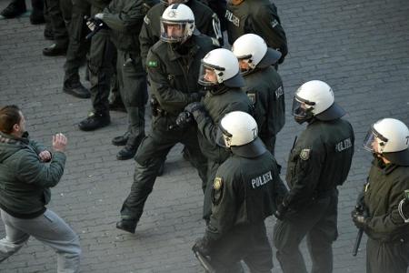 Krawalle vor Bundesligaspiel in Mönchengladbach - vier Polizisten leicht verletzt Krawalle vor Bundesligaspiel in Mönchengladbach - vier Polizisten leicht verletzt