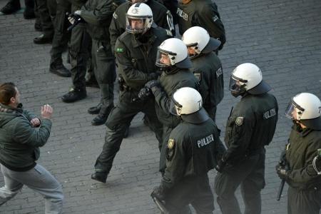 Krawalle vor Bundesligaspiel in Mönchengladbach - vier Polizisten leicht verletzt