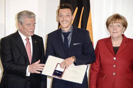 Özil Merkel Gauck.jpg