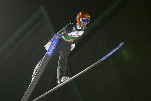 Skispringen: Leyhe zur Halbzeit Achter - Freitag stürzt