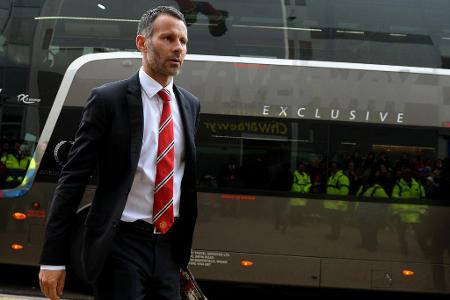 Ryan Giggs hingegen blieb und machte weiter - zunächst als Spieler und Assistenztrainer in Personalunion. Nach 963 Einsätzen...