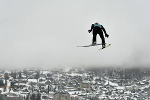 Skispringen: Kasache Muminow fliegt im Training über Bande