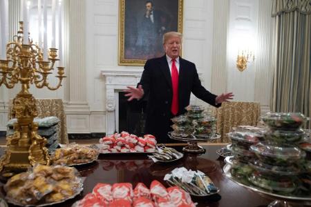 Trump begrüßt Football-Team mit Pommes und Pizza