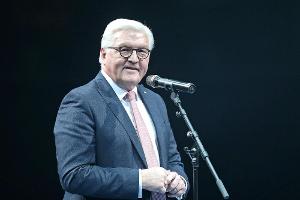 Steinmeier spendet Handballern Trost