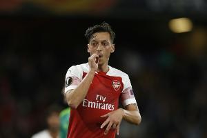 England: Arsenal siegt, Özil stellt Rekord auf